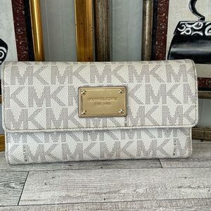 Michael Kors Jet Set Wallet With Check Book Cover